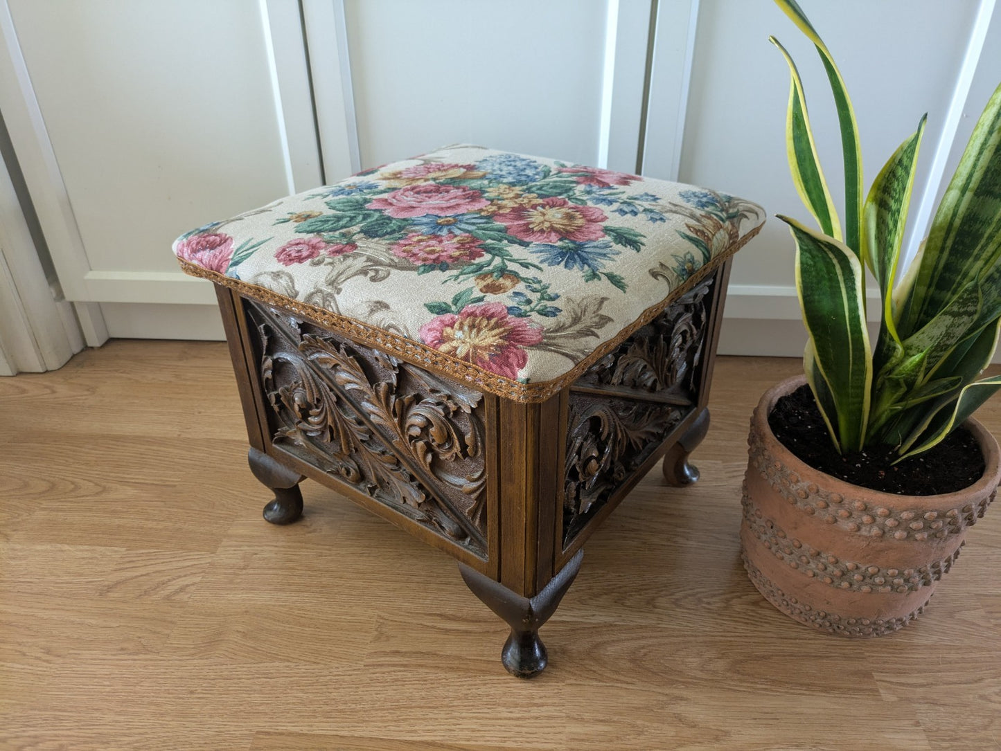 VTG ANTIQUE STYLE HEAVILY CARVED SEWING BOX STOOL SANDERSON UPHOLSTERED STORAGE