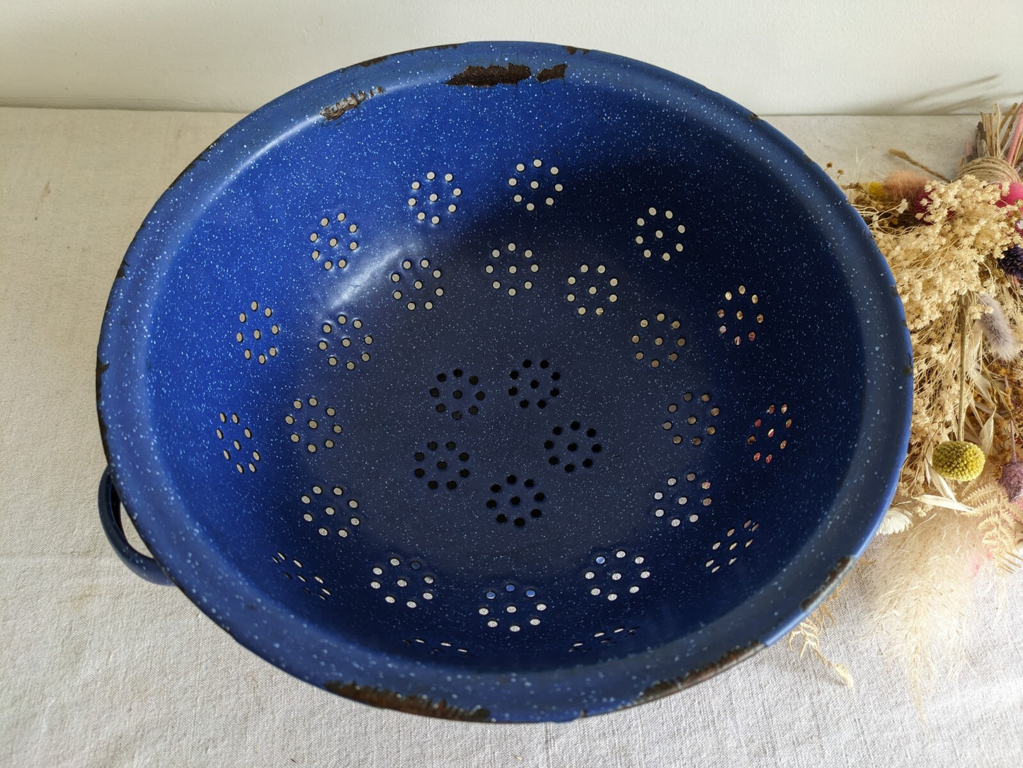 French 1960s/70s ENAMEL BLUE Speckled COLANDER VINTAGE KITCHENALIA Seive Prop 