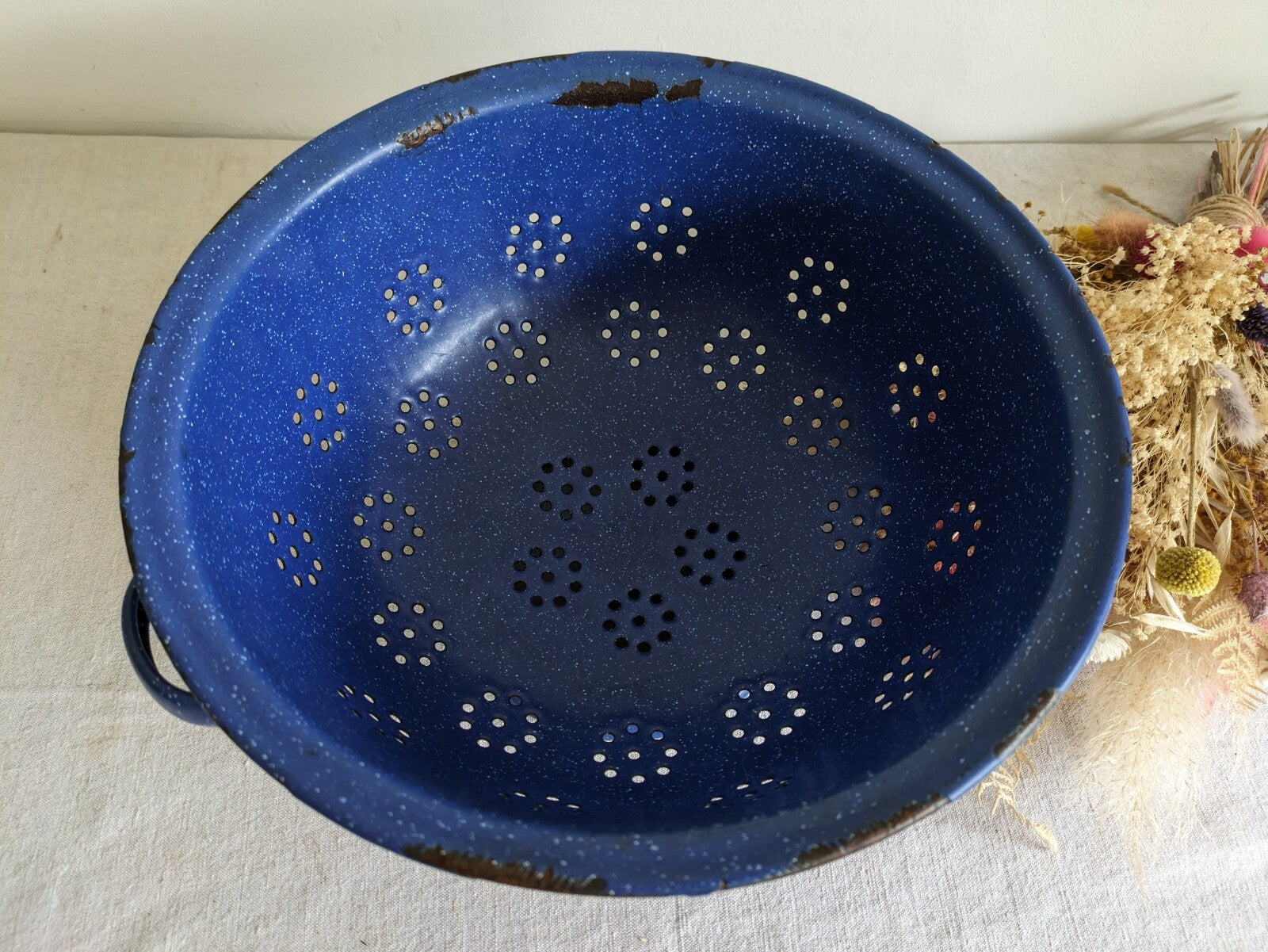 French 1960s/70s ENAMEL BLUE Speckled COLANDER VINTAGE KITCHENALIA Seive Prop 