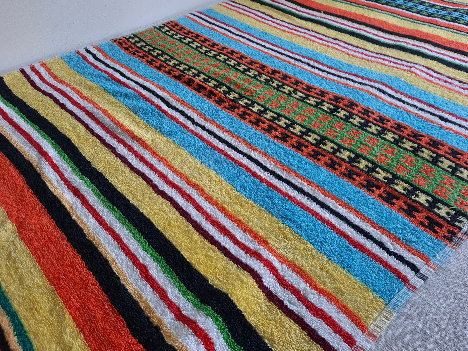 1 Vintage Towel Rainbow Retro Bath bathroom prop Midcentury Cotton Mcm L Stripe