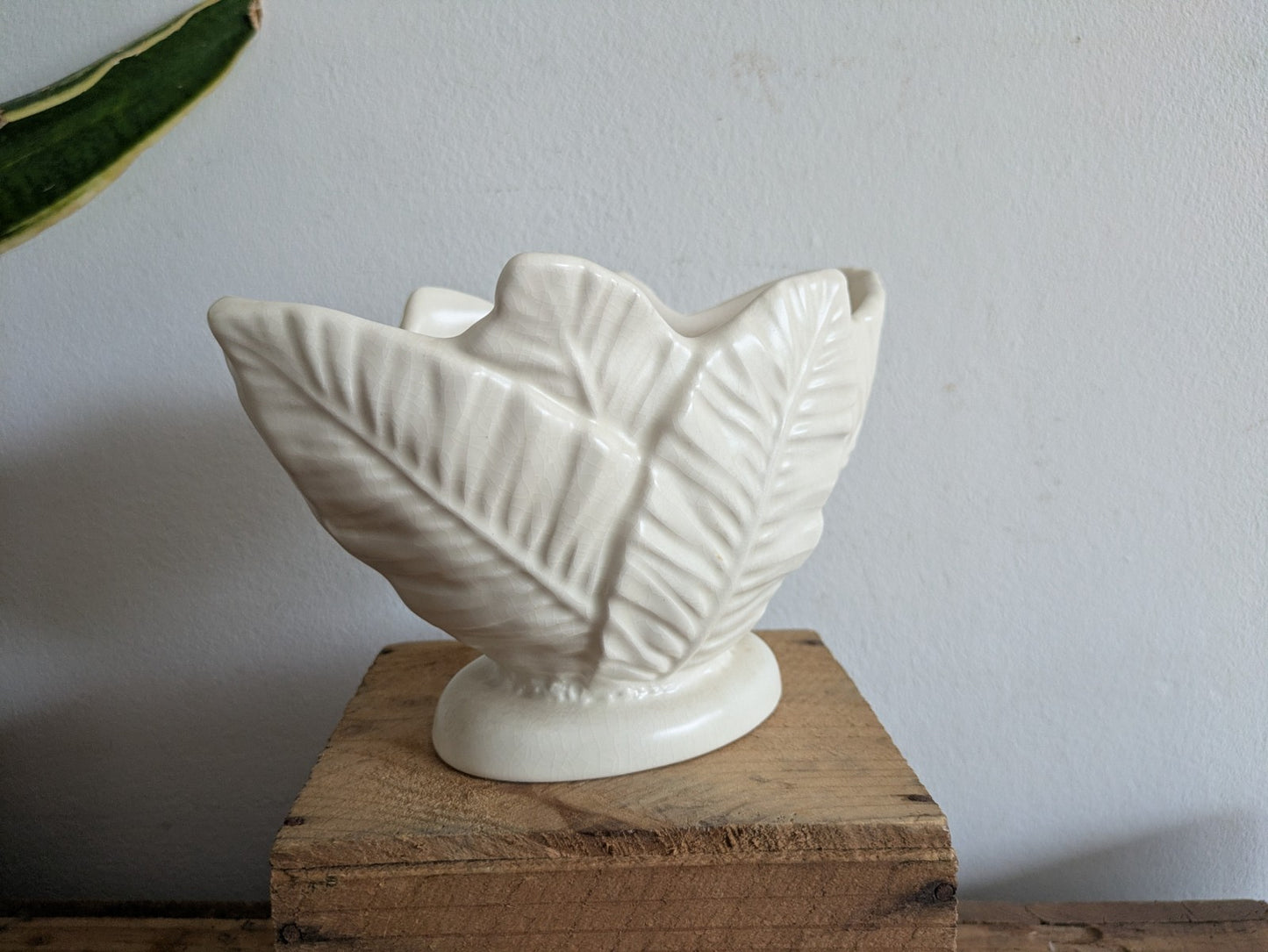 Vintage SylvaC White Palm Leaf Mantel Vase no. 3701 - Art Deco 1930s Planter Vgc