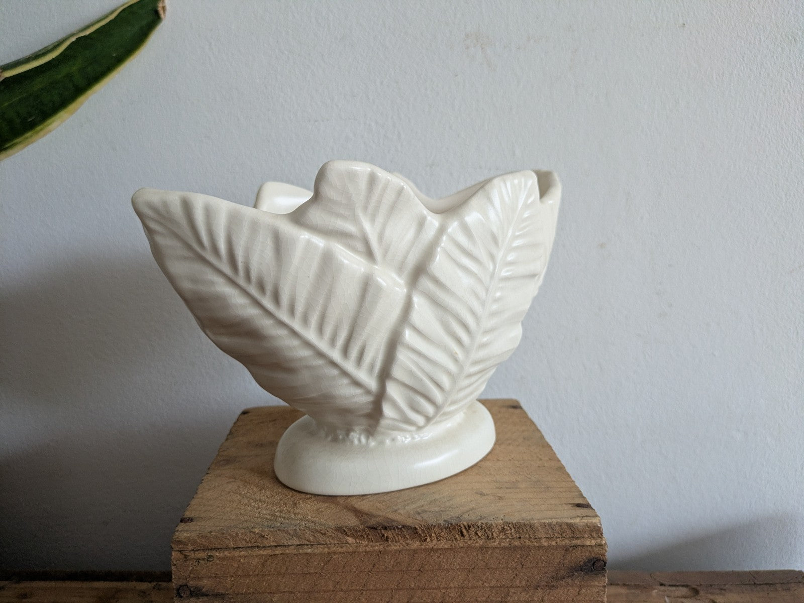 Vintage SylvaC White Palm Leaf Mantel Vase no. 3701 - Art Deco 1930s Planter Vgc