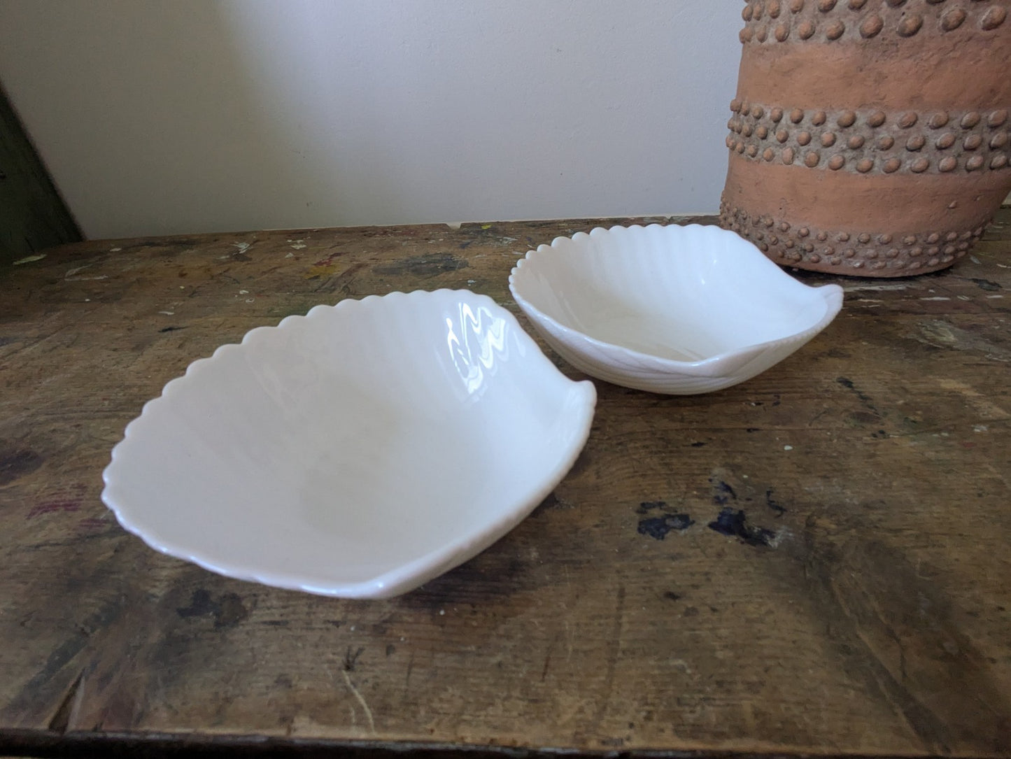 2x Arcoroc COQUILLAGE Style White glass Vtg Bowls Shell scalloped Clam Milk Vgc