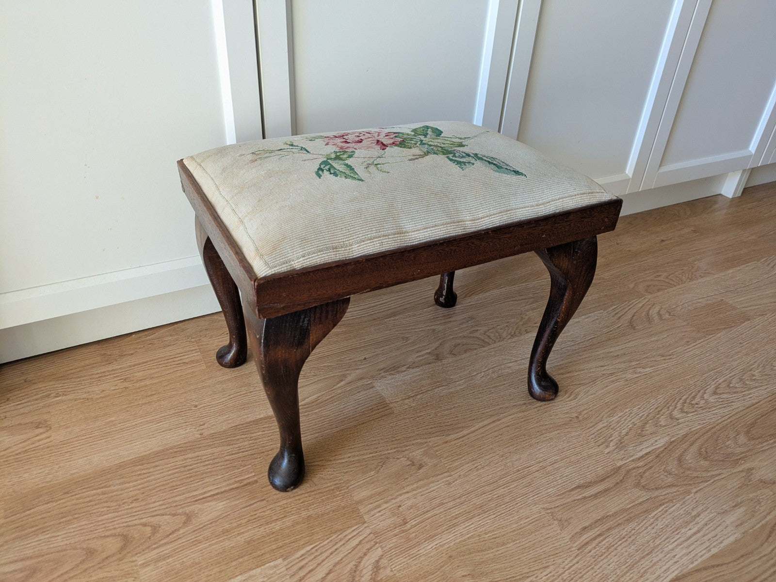 Victorian Queen Anne Leg Needlepoint Stool Rose Floral Seat Tapestry Antique Vtg