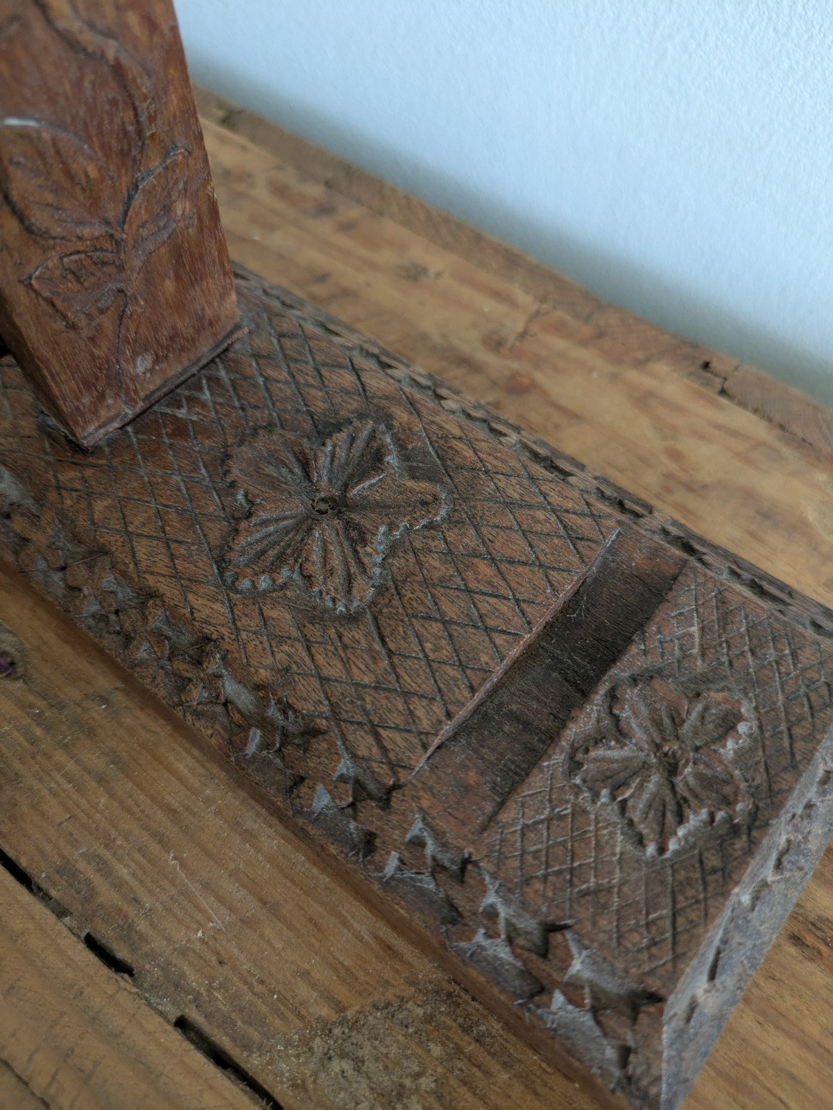 2 Vintage Wooden Carved Floral Bookends Carvings Folk Art Prop Early 1900s Tramp