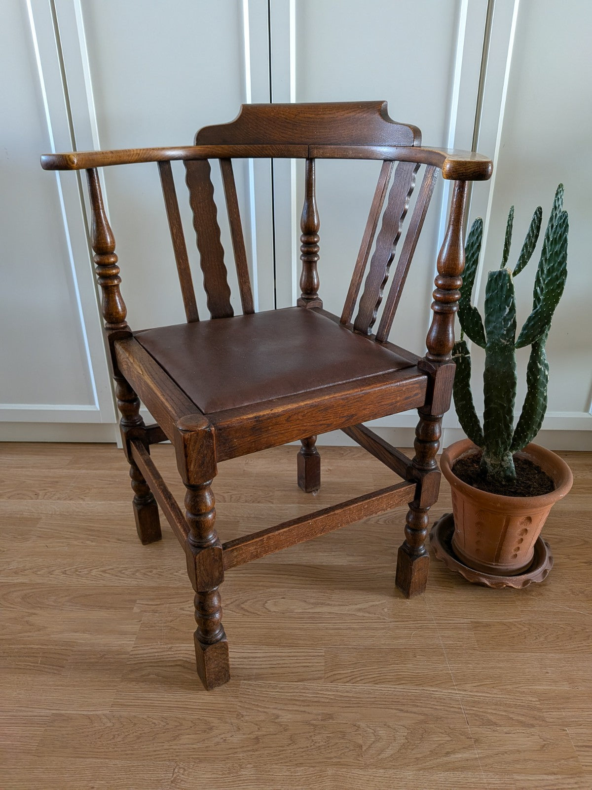 Antique Victorian Carved Oak Corner Chair with Leather Seat VTG Prop Decor Solid