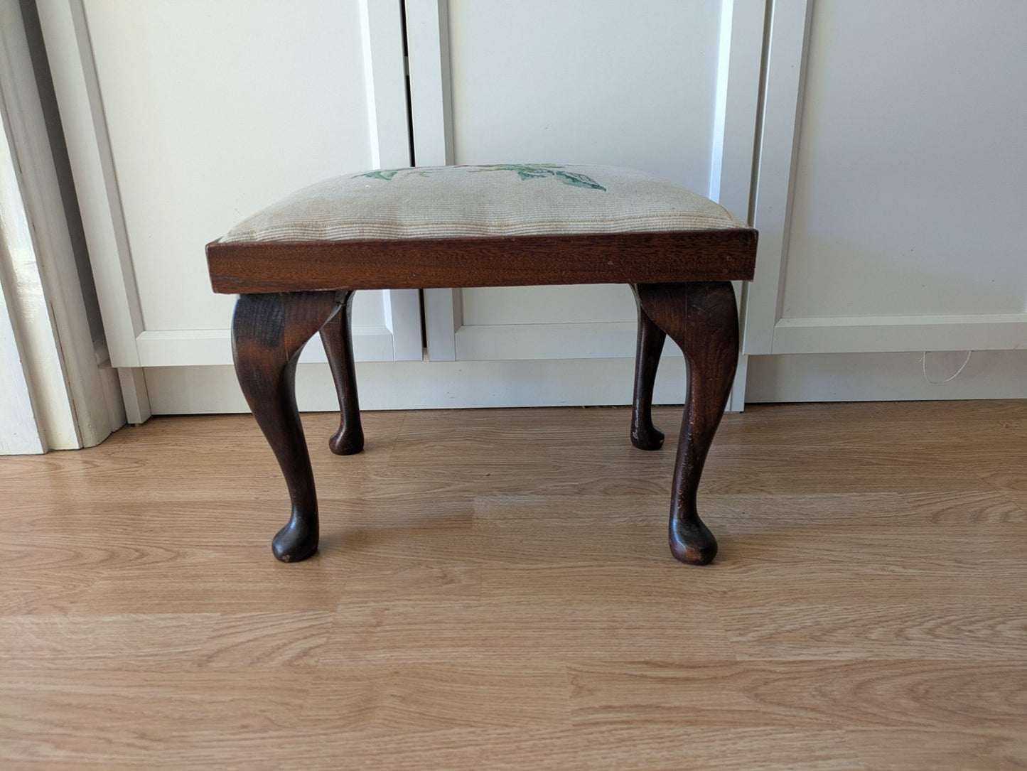 Victorian Queen Anne Leg Needlepoint Stool Rose Floral Seat Tapestry Antique Vtg