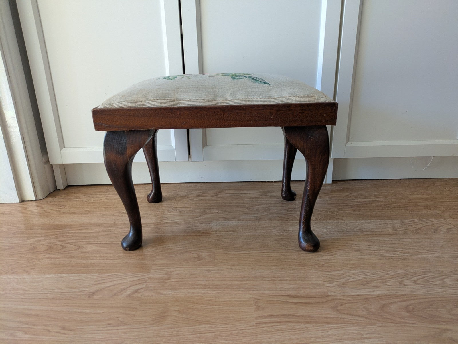 Victorian Queen Anne Leg Needlepoint Stool Rose Floral Seat Tapestry Antique Vtg