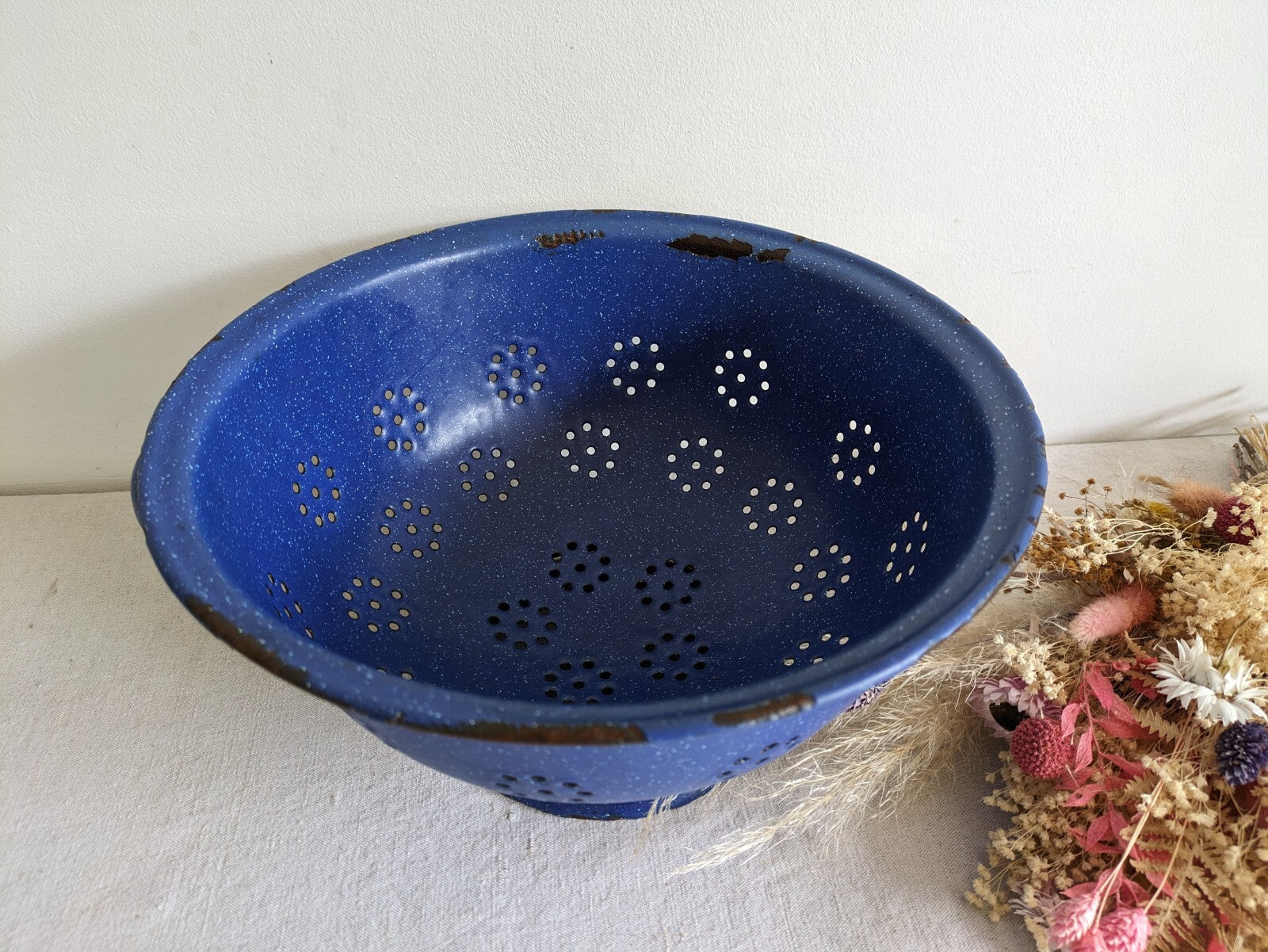 French 1960s/70s ENAMEL BLUE Speckled COLANDER VINTAGE KITCHENALIA Seive Prop 