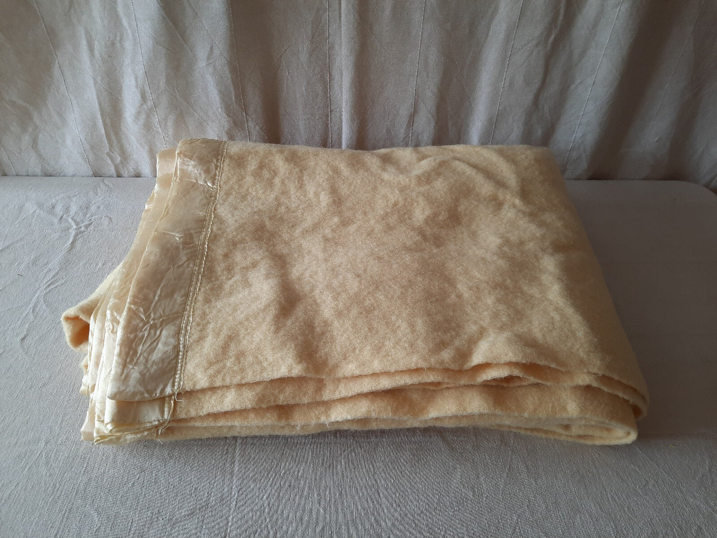 Vintage Wool creamy yellow winter Blanket 177cm x 228cm retro Warm Throw prop 