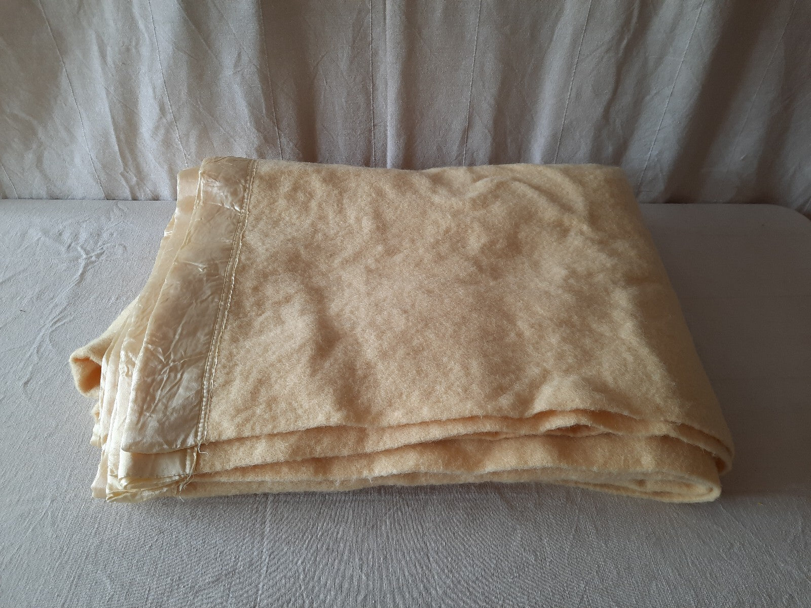 Vintage Wool creamy yellow winter Blanket 177cm x 228cm retro Warm Throw prop 