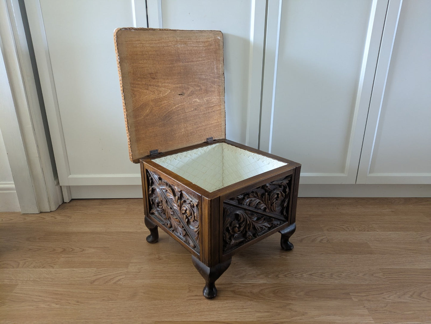 VTG ANTIQUE STYLE HEAVILY CARVED SEWING BOX STOOL SANDERSON UPHOLSTERED STORAGE