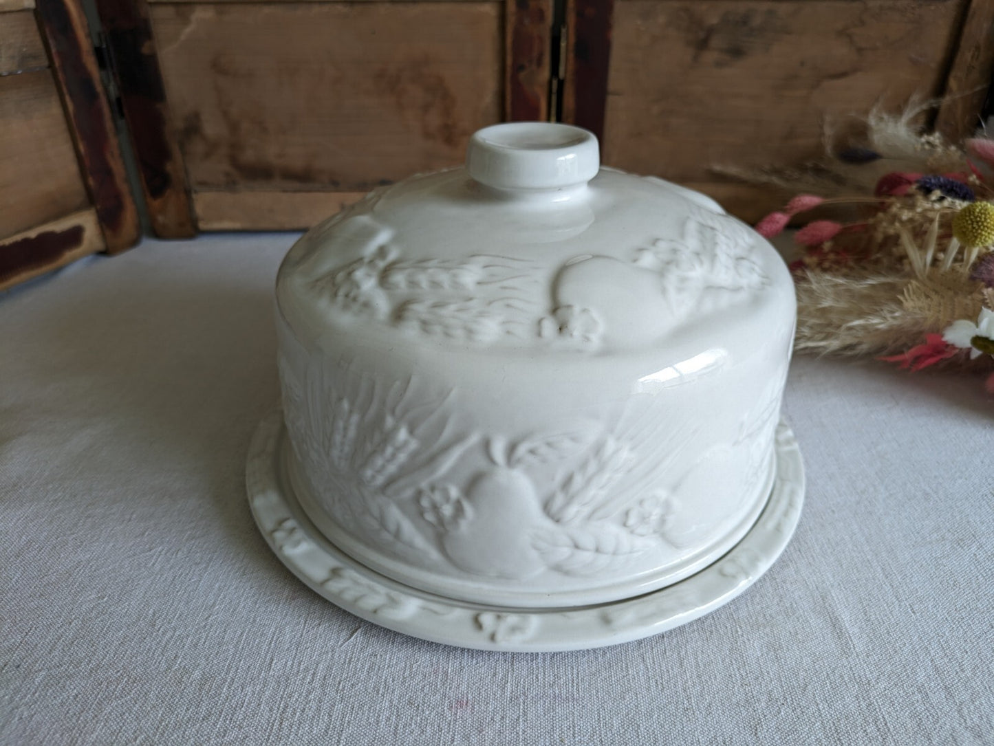 VTG XL White Embossed Harvest Fruit Ceramic Cheese Cake Dome Cloche Cover +Plate
