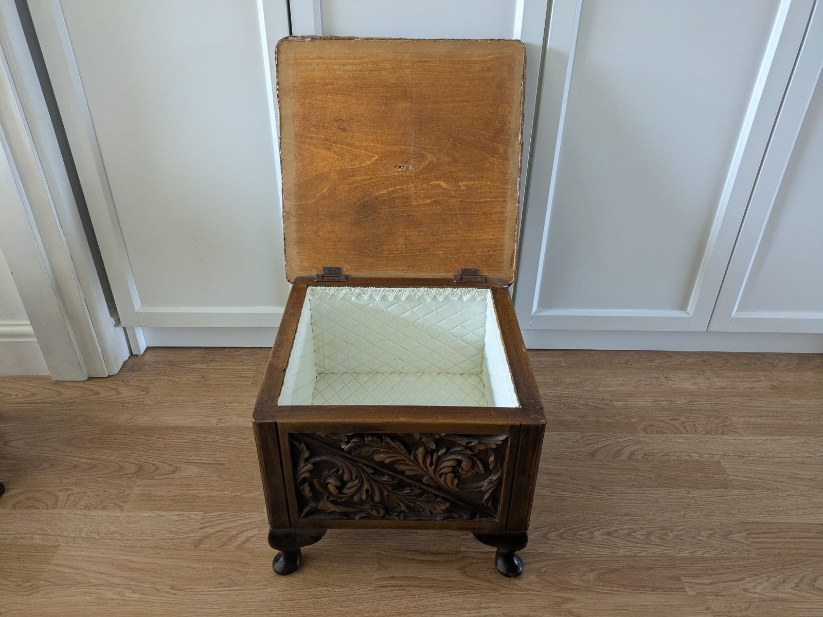 VTG ANTIQUE STYLE HEAVILY CARVED SEWING BOX STOOL SANDERSON UPHOLSTERED STORAGE