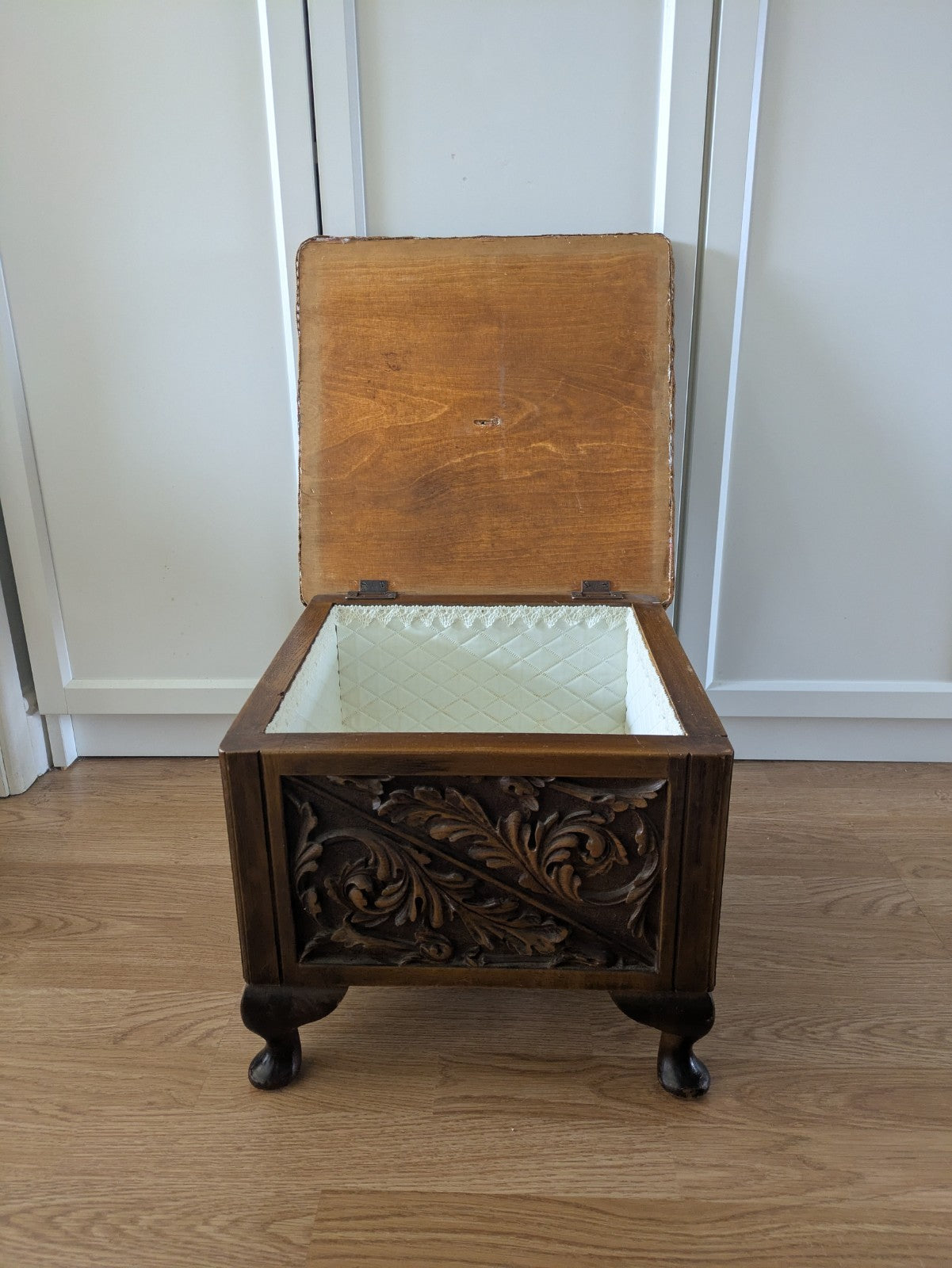 VTG ANTIQUE STYLE HEAVILY CARVED SEWING BOX STOOL SANDERSON UPHOLSTERED STORAGE
