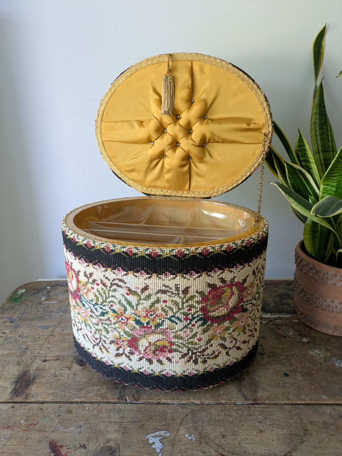 VINTAGE HAND MADE TAPESTRY COVERED SEWING BOX STORAGE BOX MADE IN ENGLAND FLORAL