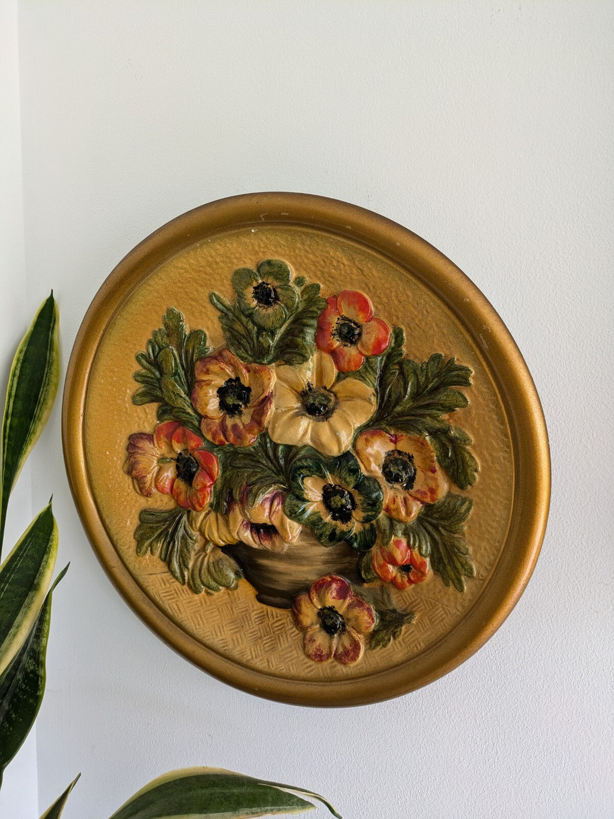 VTG 30s 38.6cm Gold Floral Hand Painted Chalkware Plaque 3D Plate Flowe Bouquet 