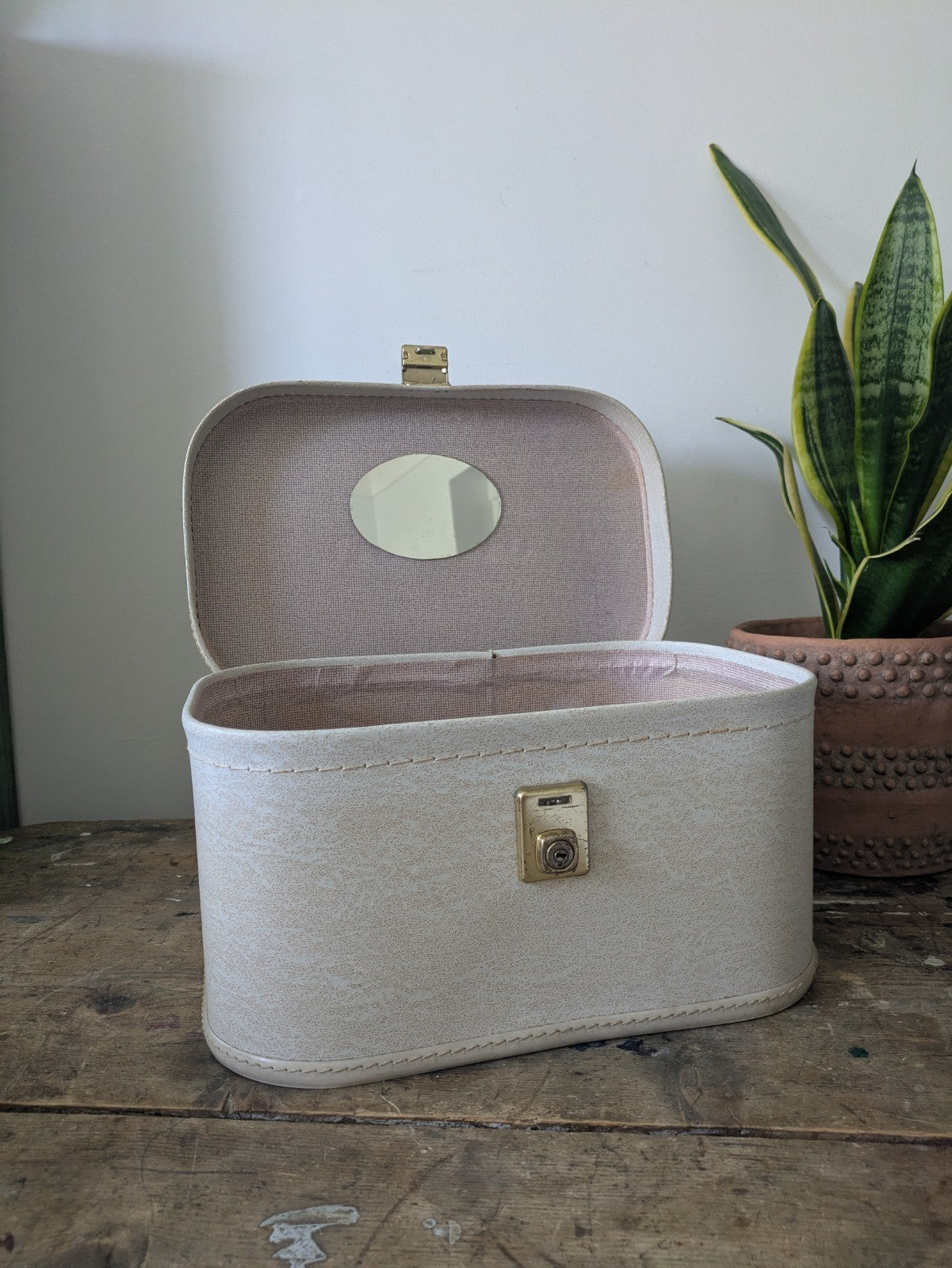 VINTAGE CREAM BEAUTY MAKEUP CASE VANITY CASE SUITCASE LUGGAGE HOLDALL RETRO PROP