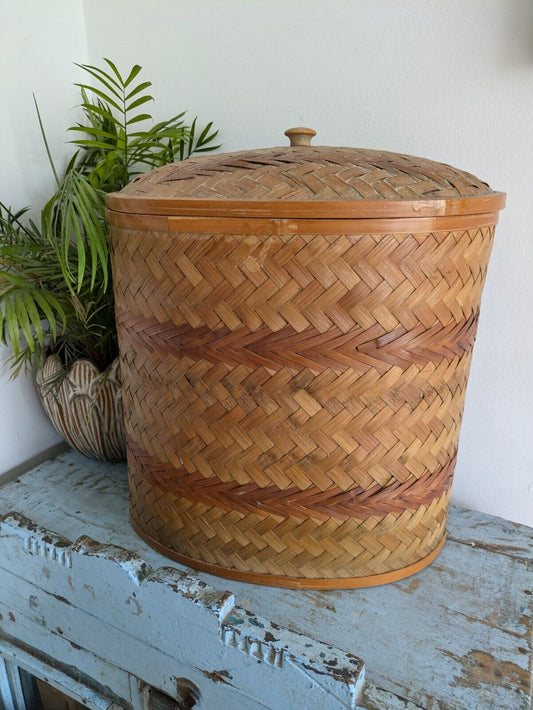 RARE LARGE VINTAGE TIGHT HANDWOVEN WICKER CANE BASKET WITH LID OVAL WOODEN VGC