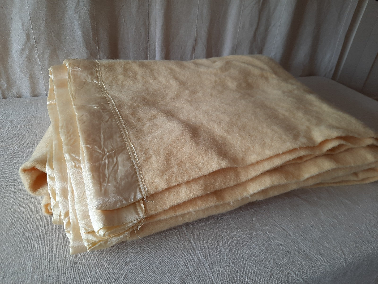 Vintage Wool creamy yellow winter Blanket 177cm x 228cm retro Warm Throw prop 