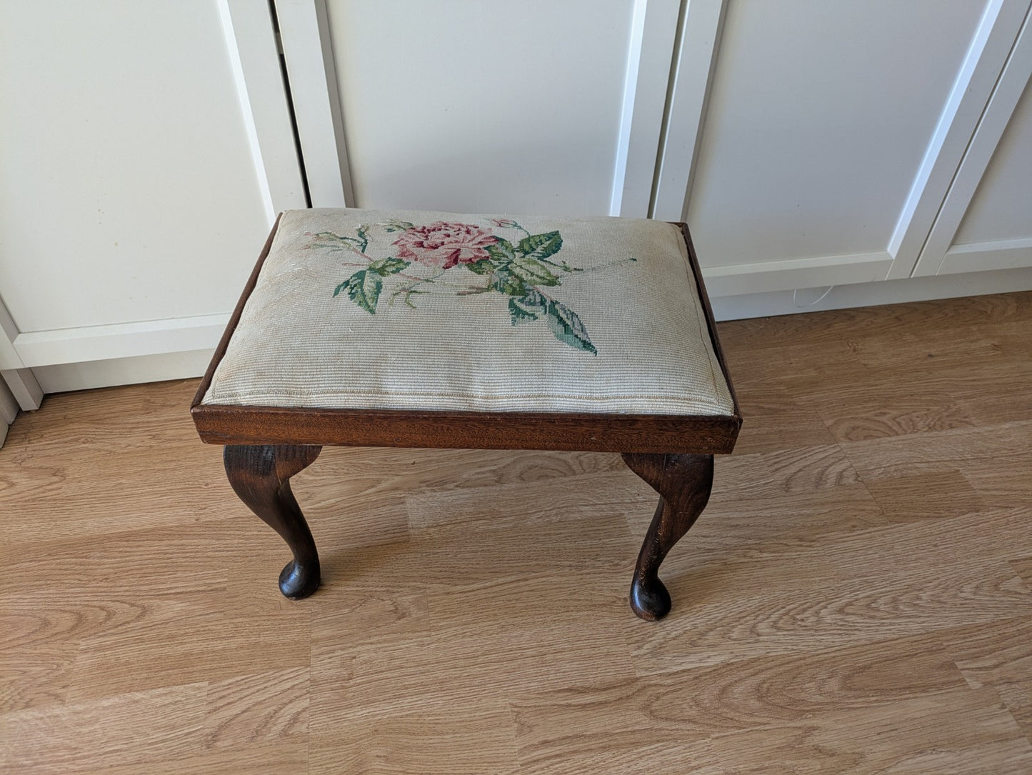 Victorian Queen Anne Leg Needlepoint Stool Rose Floral Seat Tapestry Antique Vtg