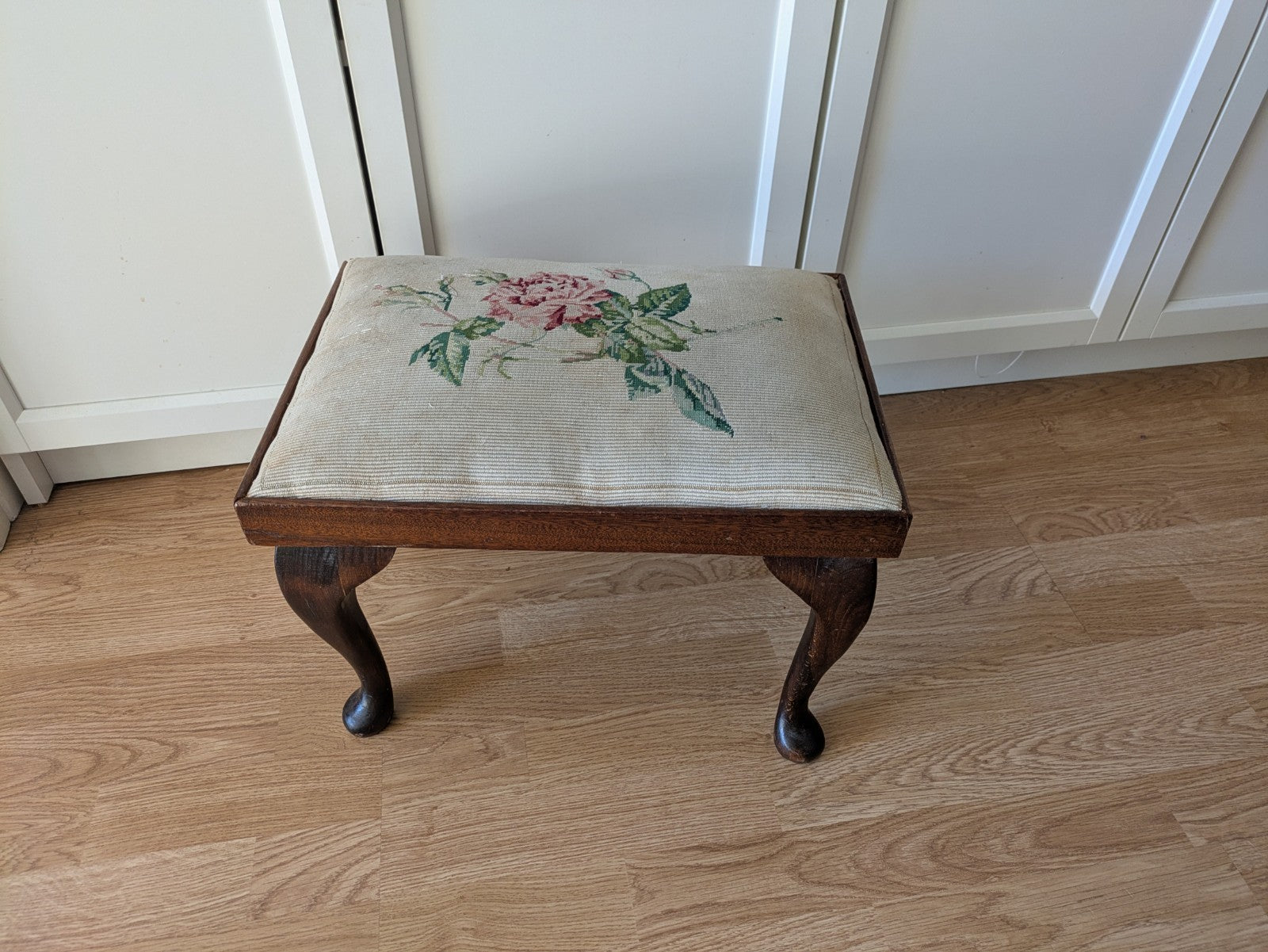 Victorian Queen Anne Leg Needlepoint Stool Rose Floral Seat Tapestry Antique Vtg