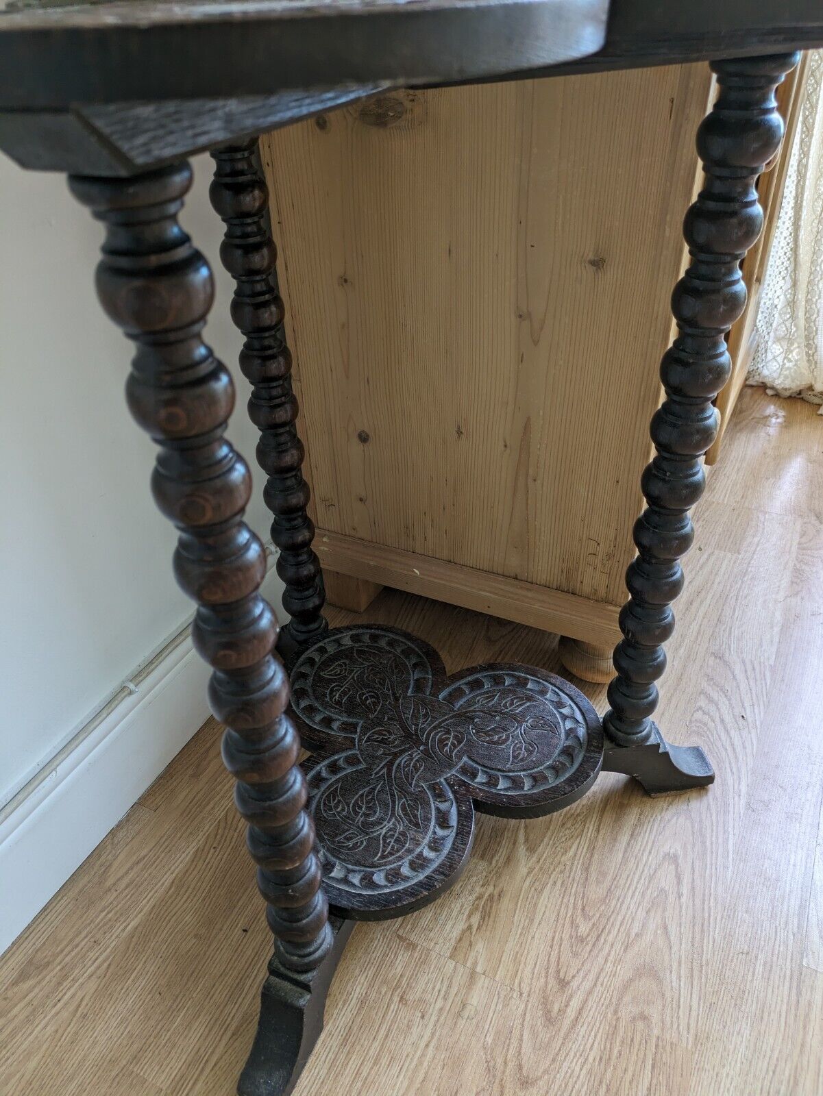 ANTIQUE IRISH DARK OAK SHAMROCK TABLE CLOVER CARVED BOBBIN TRIPOD THREE LEG VTG