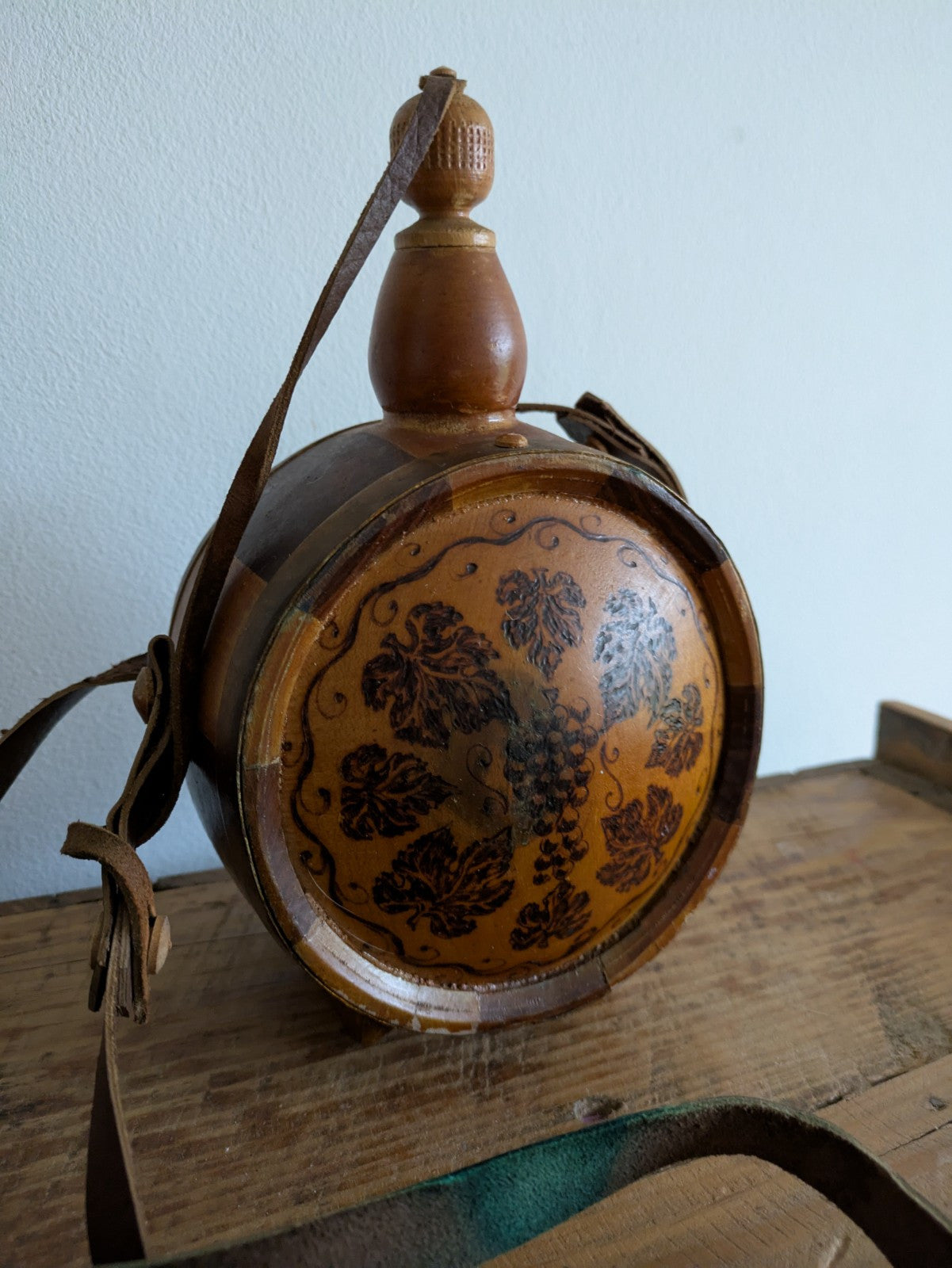 VINTAGE CARVED WOODEN ROUND DECANTER BARREL WINE FLASK LID STRAP BAG BRANDY ANTQ