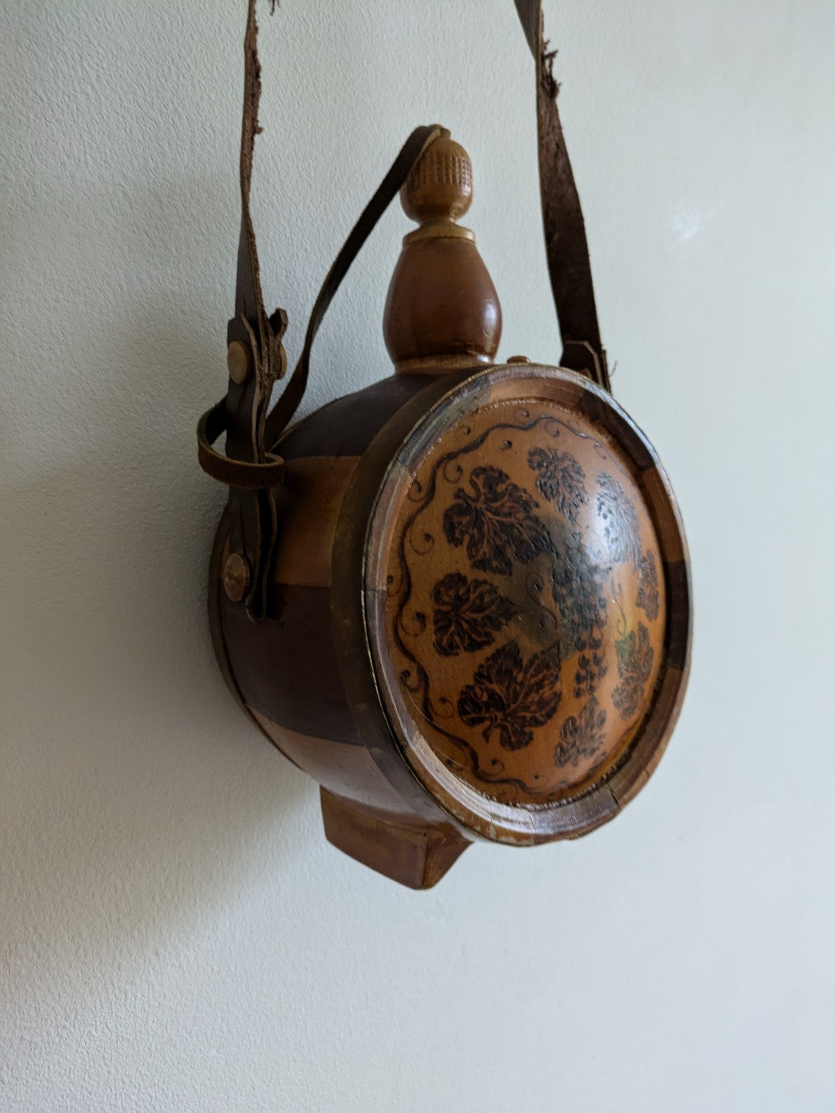 VINTAGE CARVED WOODEN ROUND DECANTER BARREL WINE FLASK LID STRAP BAG BRANDY ANTQ