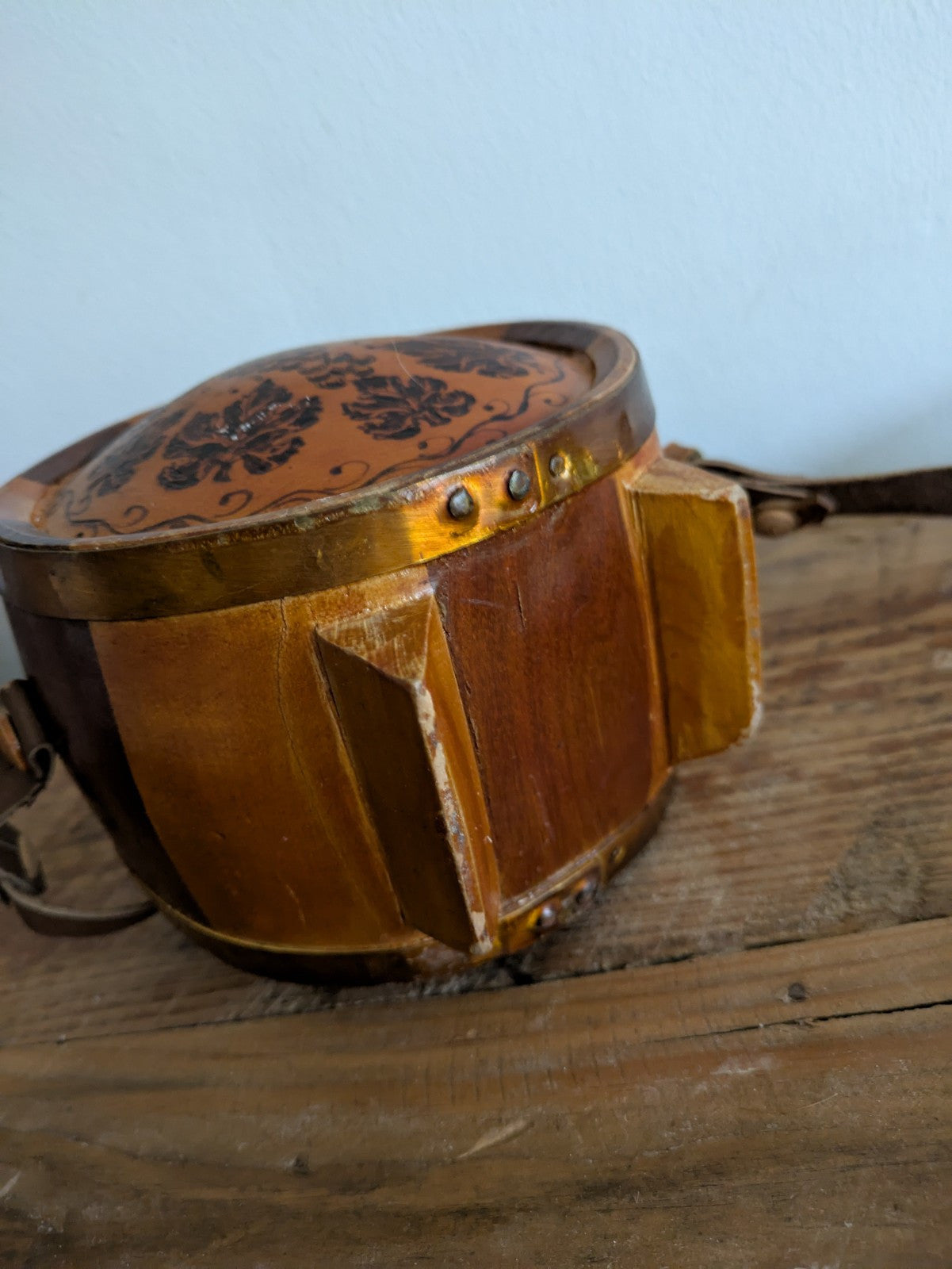 VINTAGE CARVED WOODEN ROUND DECANTER BARREL WINE FLASK LID STRAP BAG BRANDY ANTQ