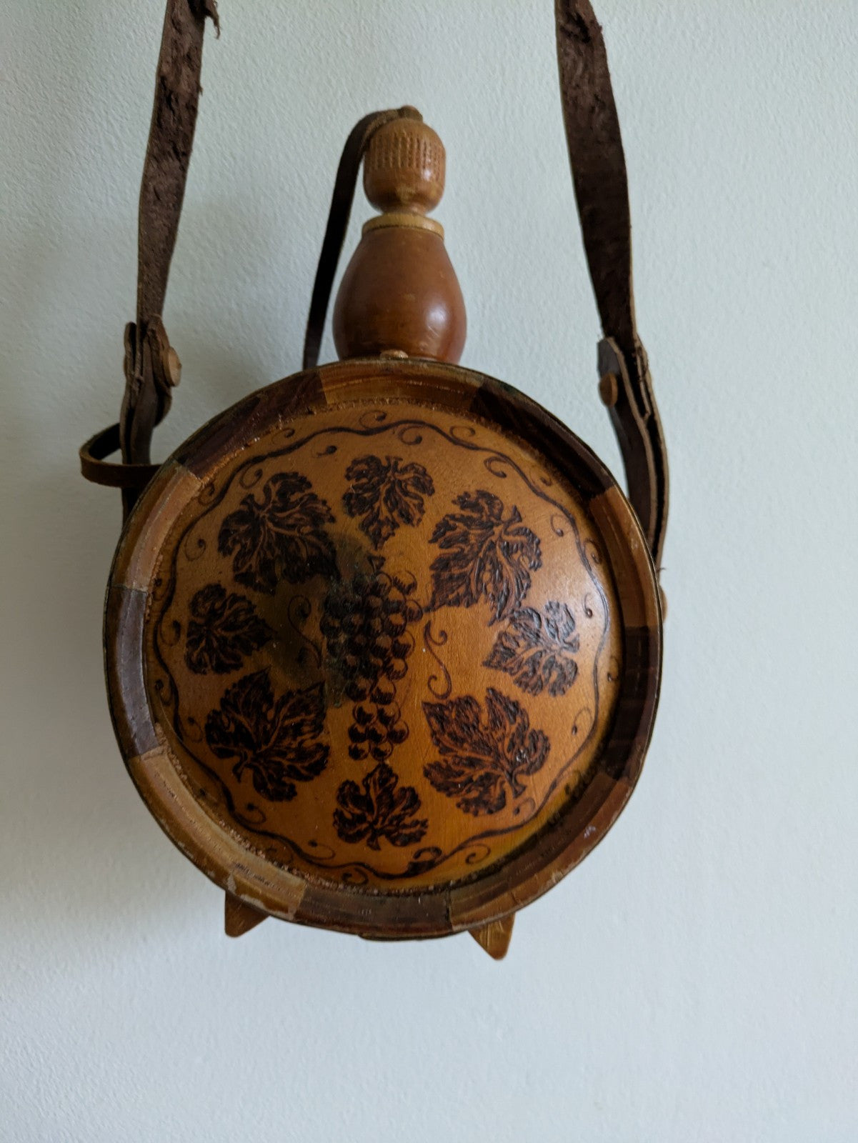 VINTAGE CARVED WOODEN ROUND DECANTER BARREL WINE FLASK LID STRAP BAG BRANDY ANTQ