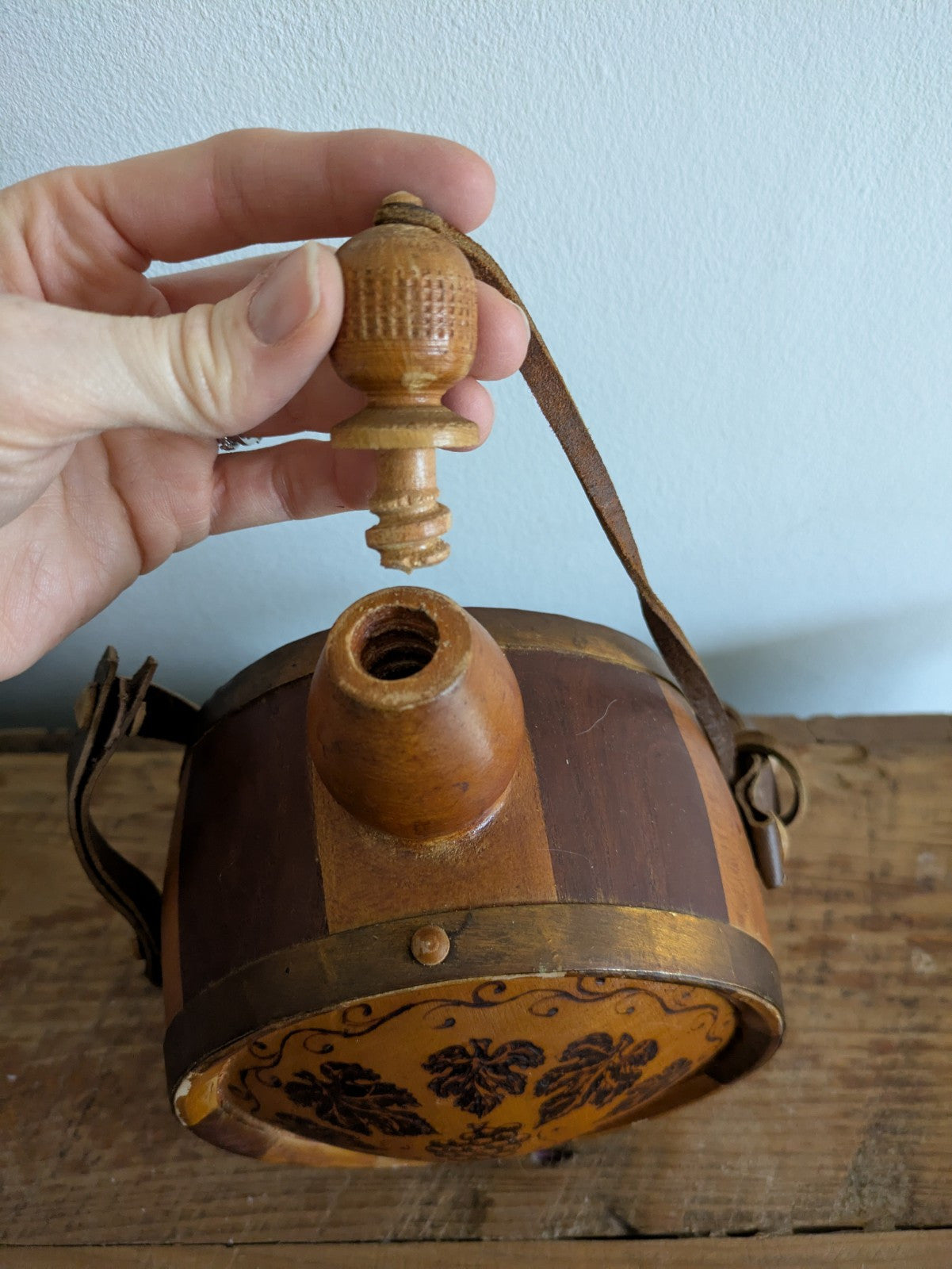 VINTAGE CARVED WOODEN ROUND DECANTER BARREL WINE FLASK LID STRAP BAG BRANDY ANTQ