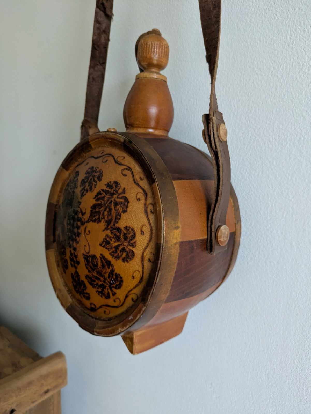 VINTAGE CARVED WOODEN ROUND DECANTER BARREL WINE FLASK LID STRAP BAG BRANDY ANTQ