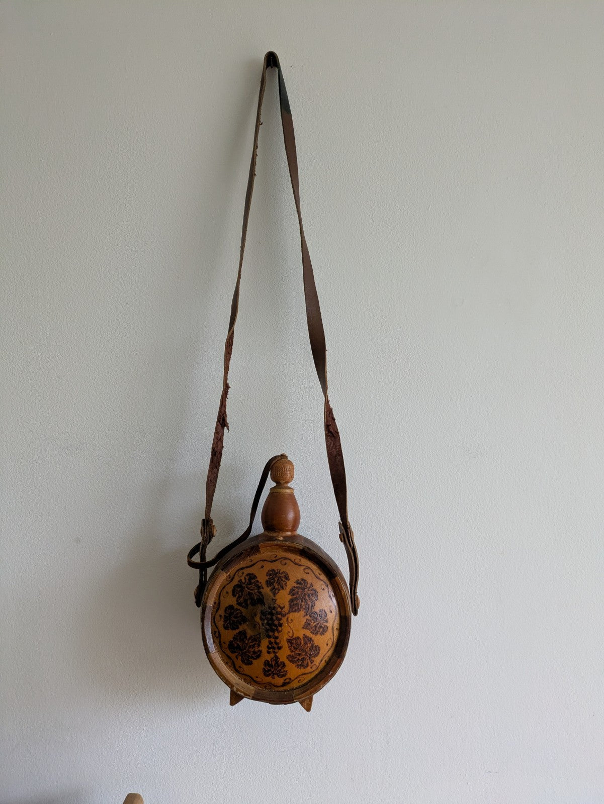 VINTAGE CARVED WOODEN ROUND DECANTER BARREL WINE FLASK LID STRAP BAG BRANDY ANTQ