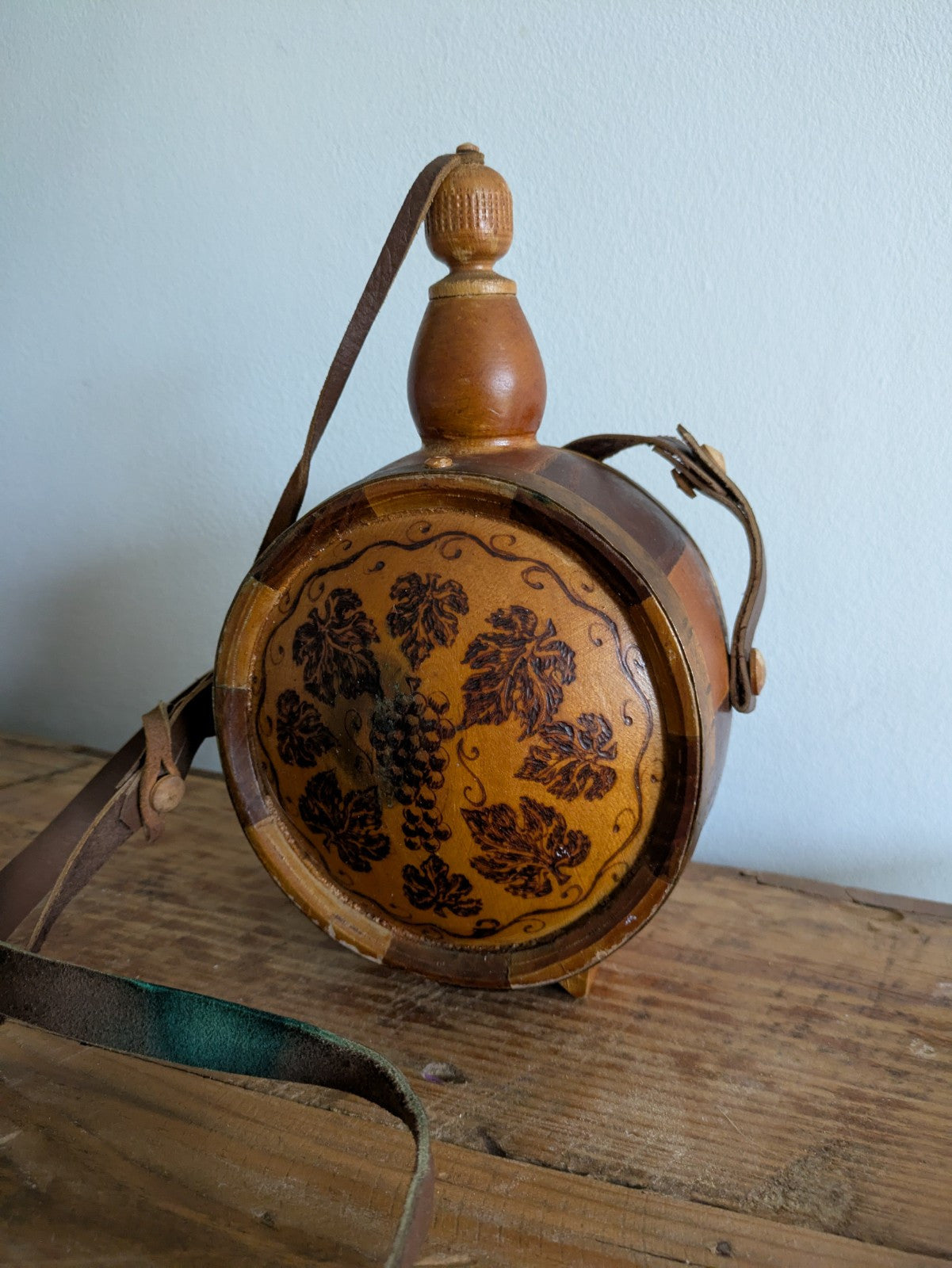 VINTAGE CARVED WOODEN ROUND DECANTER BARREL WINE FLASK LID STRAP BAG BRANDY ANTQ